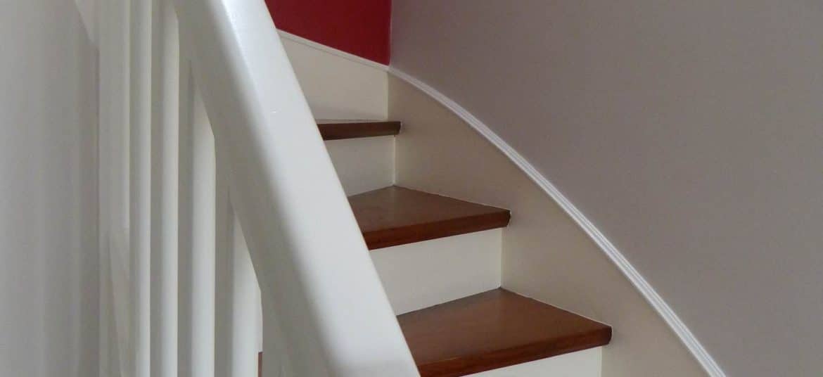 Escalier blanc, marches bois
